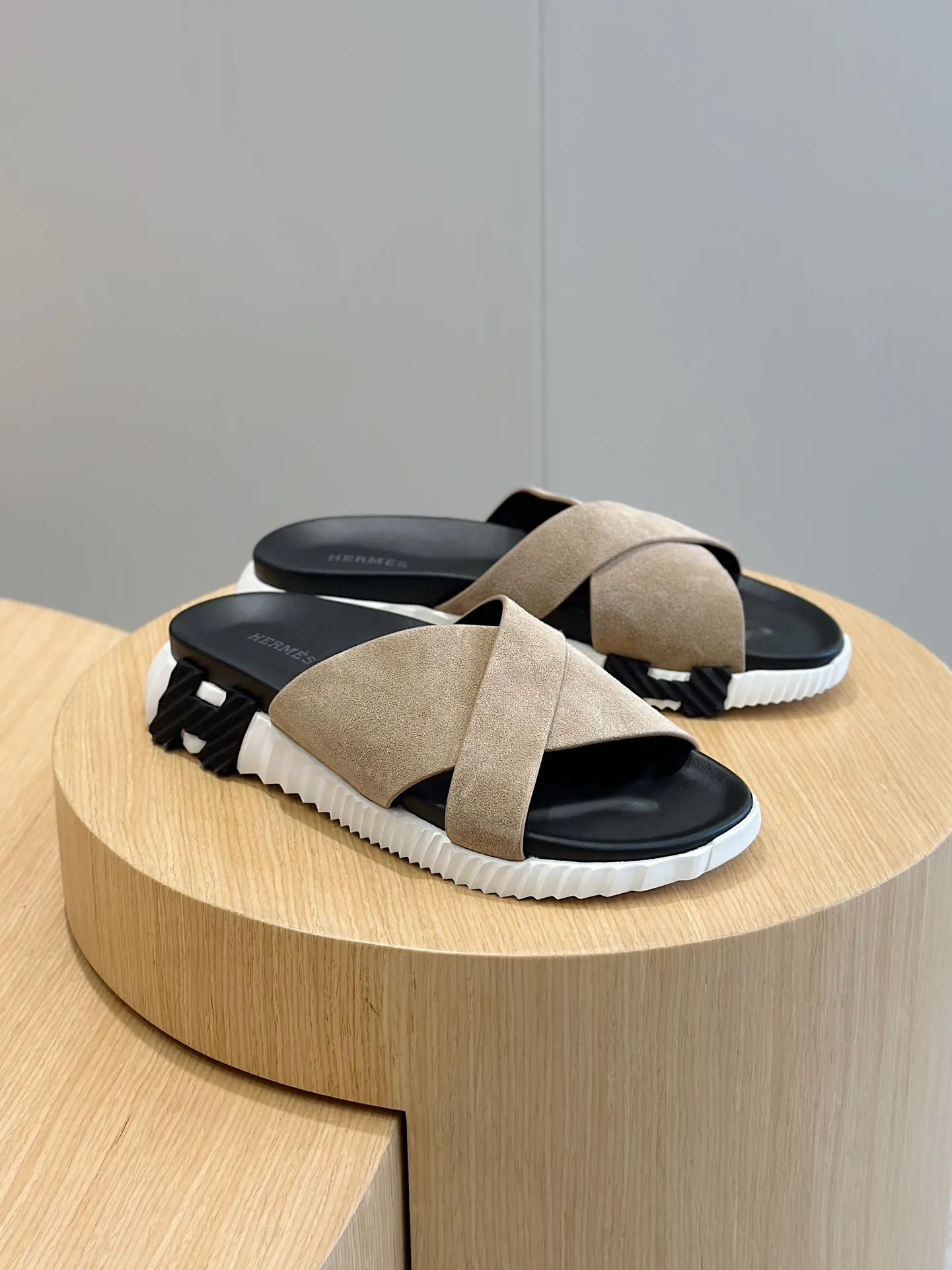 [HERMÈS] Top men's shoes 💰: 340💰 Size: 39-44 (38.45 46 custom-made) Herme*H Home Hermès Men's Sandals and Slippers - Original Replica Purchase the original version and make it one to one, the outsole is privately modeled, and the outsole color corresponding to each color is the same as the original version. Come to those who know the stuff 💪 The ultra-light soles are designed in contrasting colors, and they feel so comfortable on your feet! Calfskin, cowhide feet, private mold outsole.